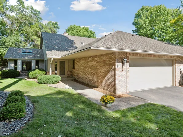 1105 Hollybrook Dr, Wayzata, MN 55391