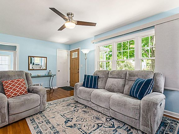 4th image of 161 Deland Ave