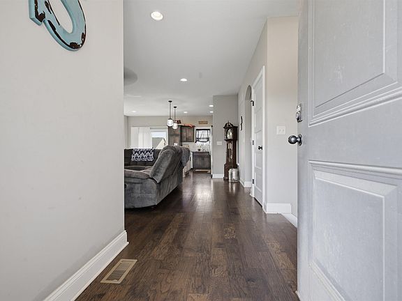 3rd image of 803 Linden Ct