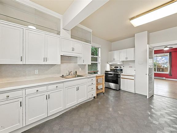 5th image of 2943 Sherman Rd