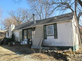 1905 Sunset Dr, Oak Grove, MO 64075