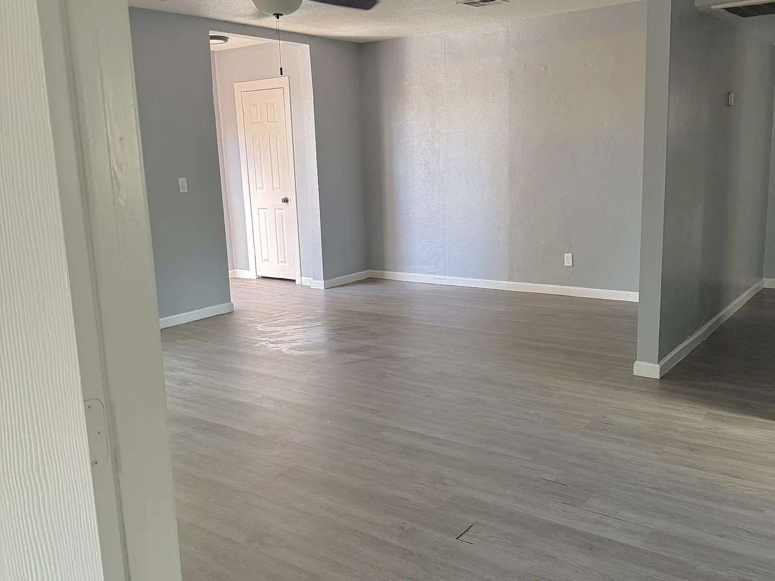 3 Bed / 1 Bath Apartment 1,100 Sq Ft | Water Included — Photo 4