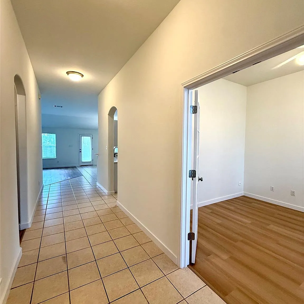 3 bed, 2.0 bath, 1809 sqft, $2,000 — Photo 3