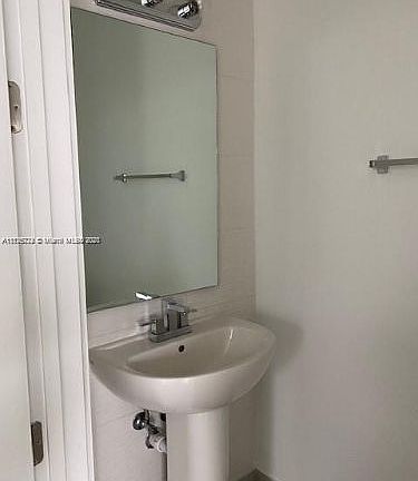 5th image of 420 NE 35th Ct #1