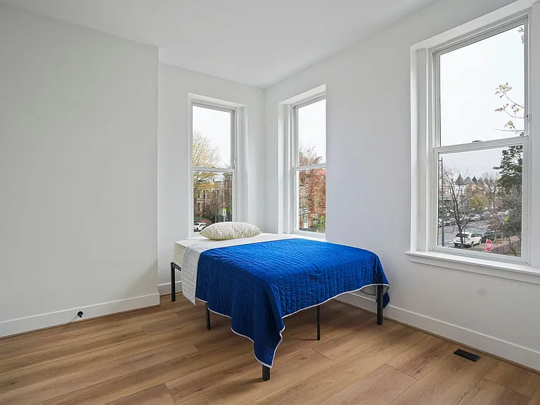 235 F St NE — Photo 35