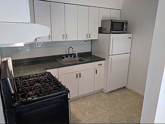 4th image of 10-39 48th Ave #4F