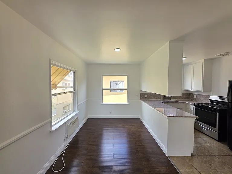 8706 Parthenia Pl #8 — Photo 10