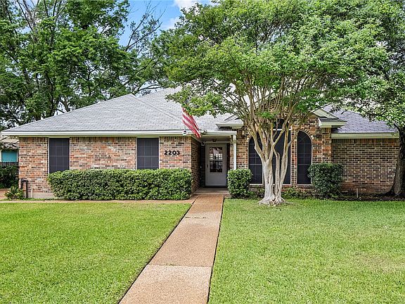 3rd image of 2203 Quail Hollow Dr