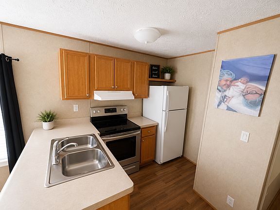 2nd image of 136 Lee Ln