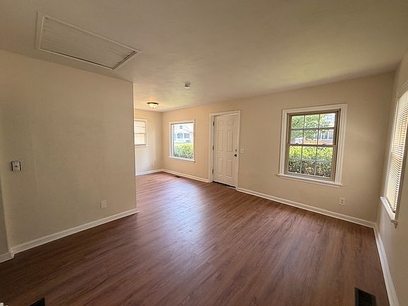 3rd image of 3915 Hoiles Ave