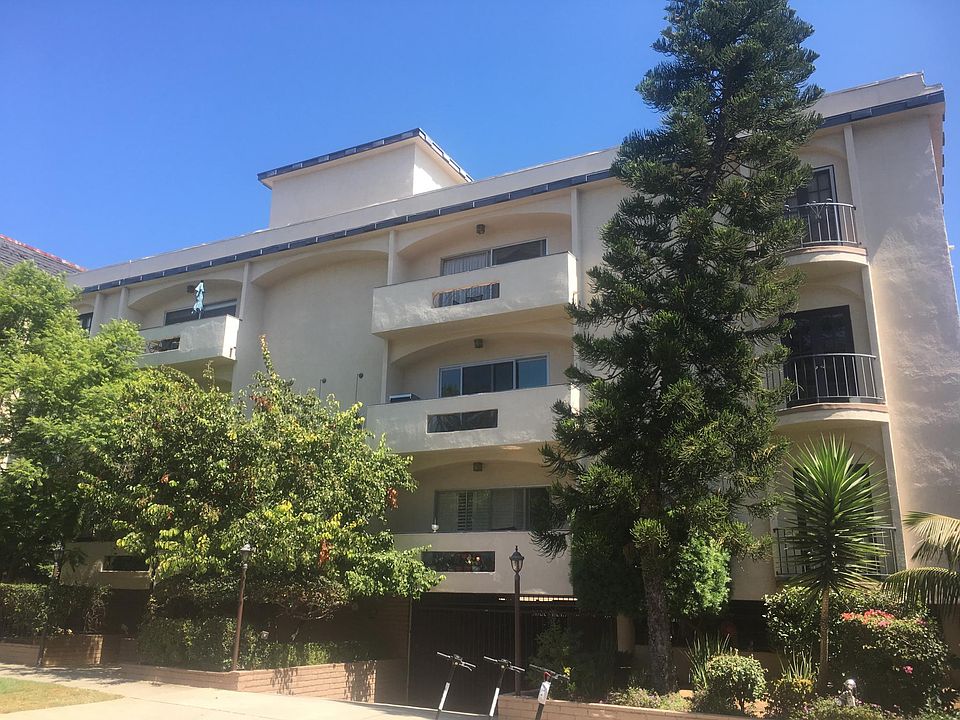 Large 2 bedroom/ 2 bathroom + den located in Brentwood