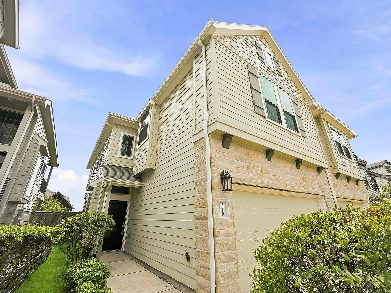 3 bed, 2.5 bath, 1903 sqft, $2,200 — Photo 2