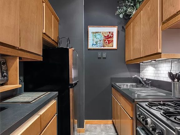 2nd image of 99 Bank St APT 3E