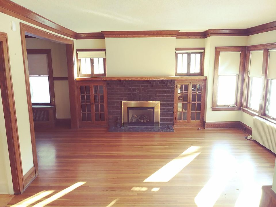Great Craftsman living room and gas log fireplace