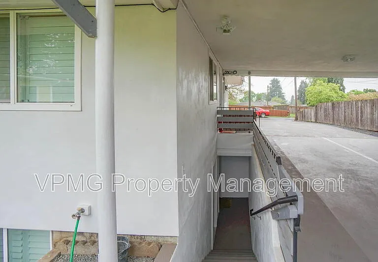 2218 E 18th St #B — Photo 3