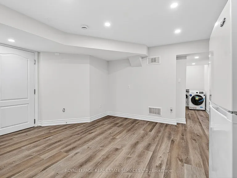 48 Eringate Ct #LOWER — Photo 7