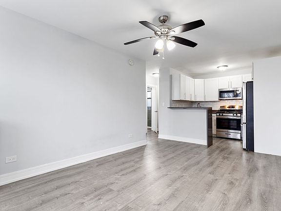 4th image of 1521 W Sherwin Ave #207