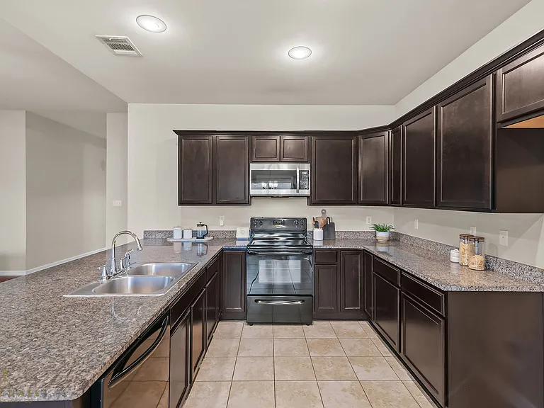 1115 Eli Conner Dr — Photo 2