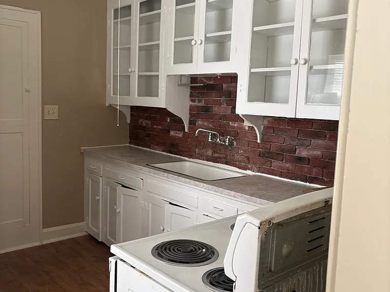 5446 Harrison St — Photo 4