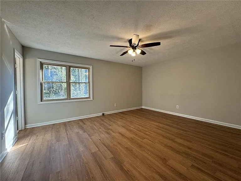 2020 Kemp Rd NE — Photo 9
