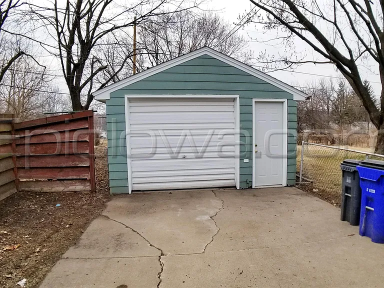 2923 Russell Dr NE — Photo 2