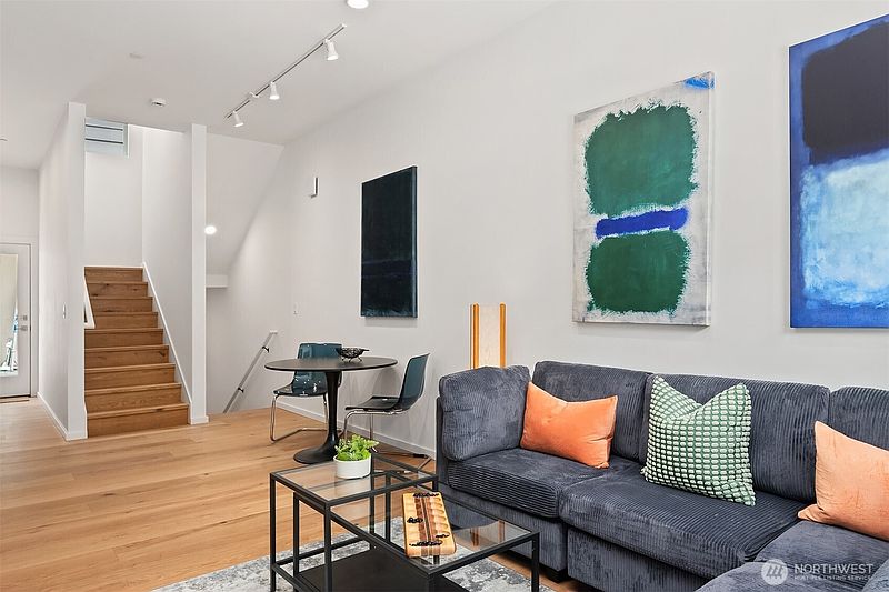 5th image of 633 13th Avenue E