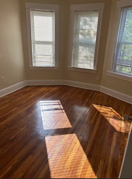 3 bed, 4100 sqft, $2,850 — Photo 2