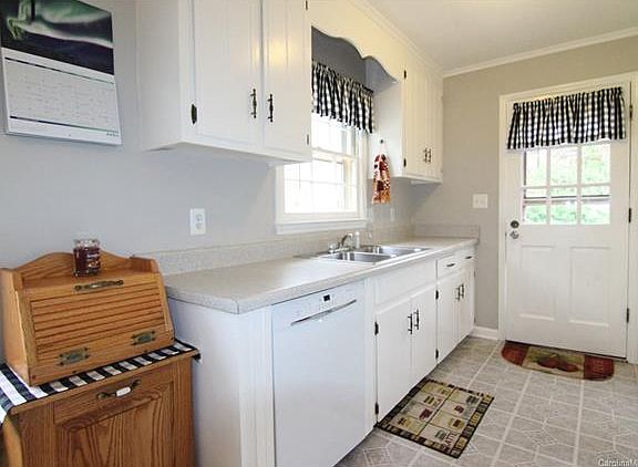 3rd image of 4704 Oakwood Cir