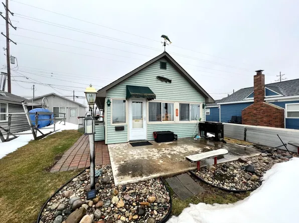 11698 W Shore Dr, Houghton Lake, MI 48629