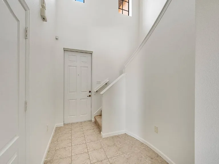 733 Ventura Dr — Photo 4
