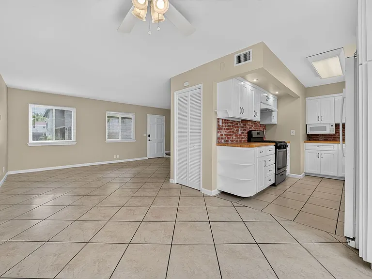9838 Argyle Dr — Photo 2