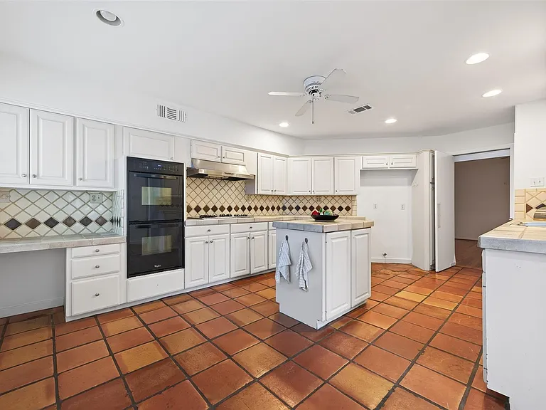 5643 Piping Rock Ln — Photo 23
