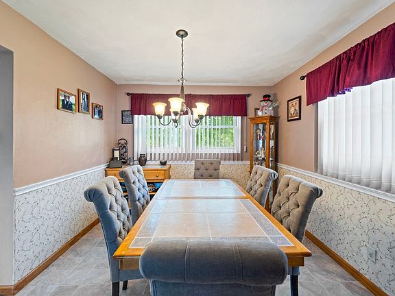 5th image of 16 Maplewood Dr