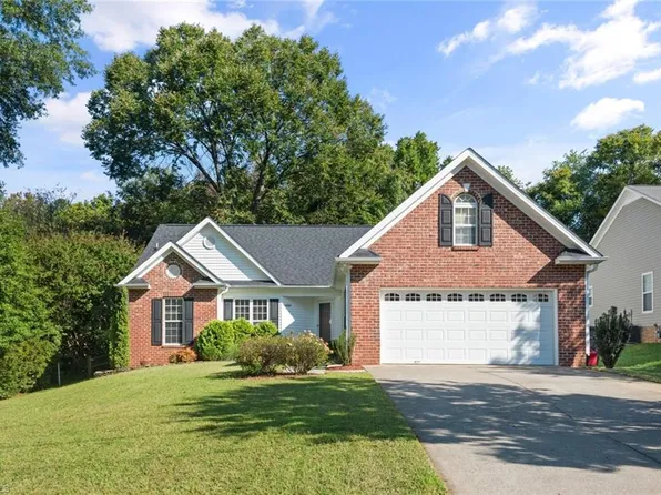 2721 Burlwood Dr, Winston Salem, NC 27103