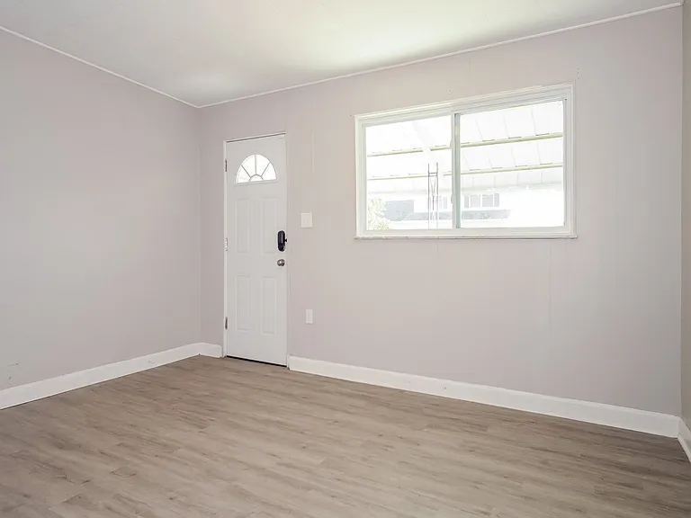 516892_018_living_room_13323251.jpg