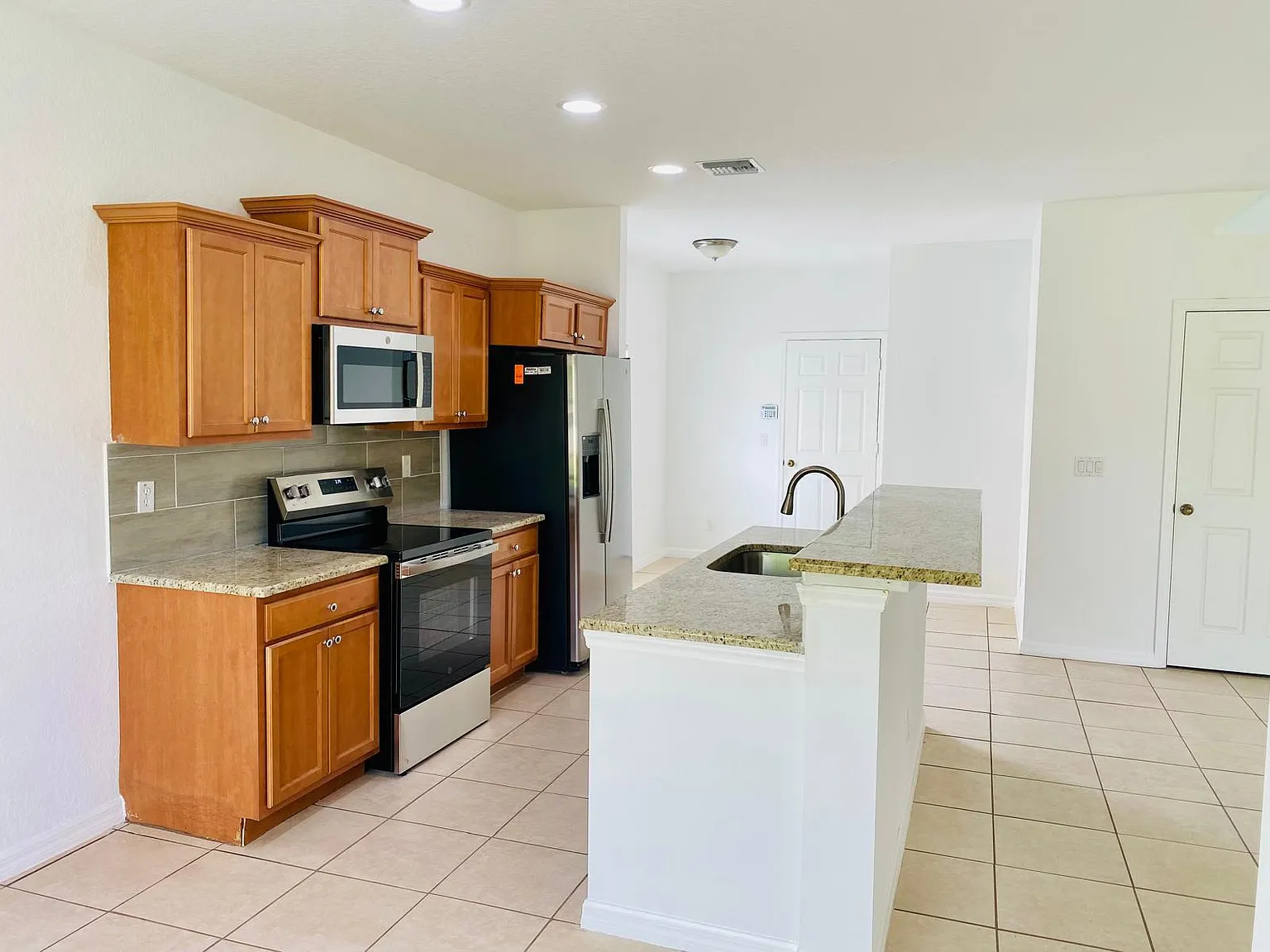 3 bed, 2.5 bath, 1705 sqft, $2,350 — Photo 4