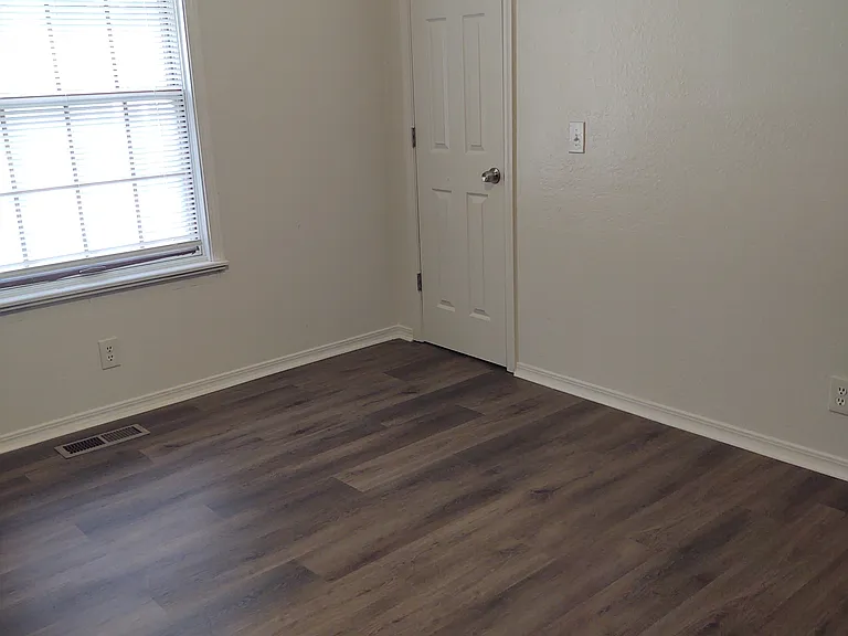 1st Bedroom with walk in closet