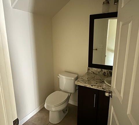4th image of 557 W Jefferson St #B