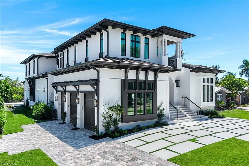 4 bed, 4.5 bath, 5500 sqft, $35,000 — Photo 1