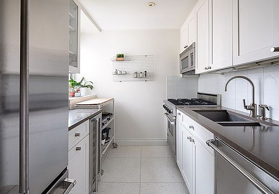 5th image of 200 E 66th St APT C0901