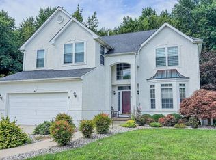 8 Hartsdale Ct, Burlington, NJ 08016