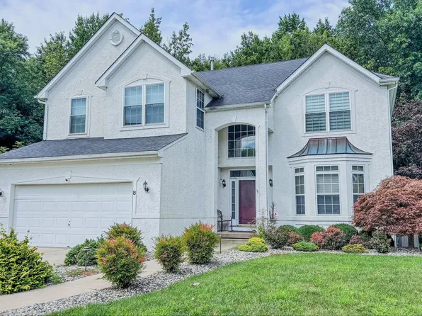 8 Hartsdale Ct, Burlington, NJ 08016