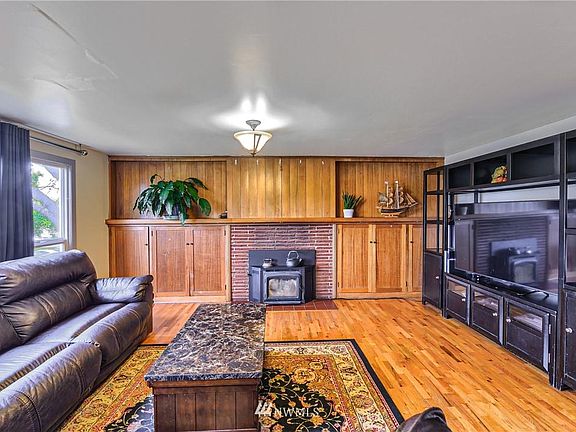 3rd image of 1588 SE 4th Ave