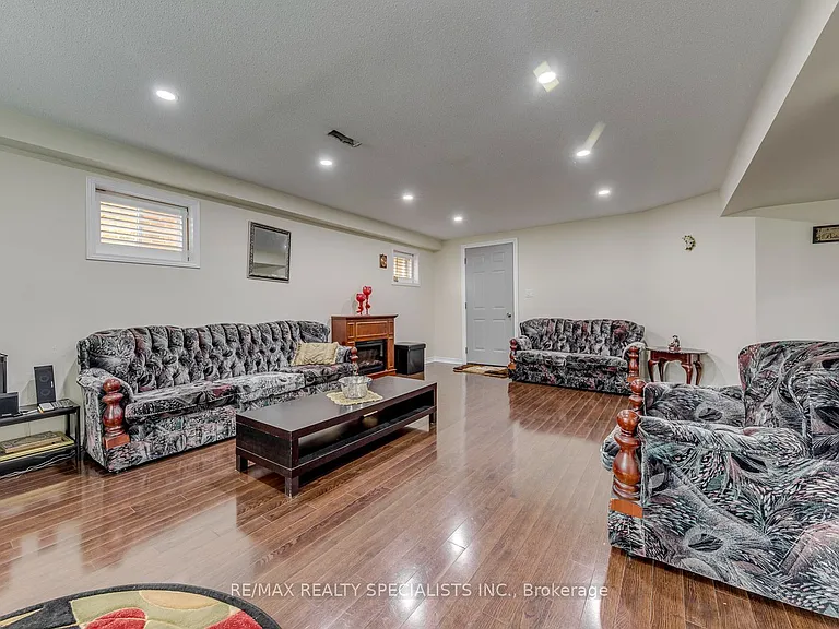 5486 Landsborough Ave — Photo 10