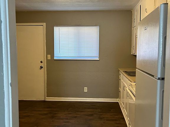 3rd image of 1024 Forest Ct APT 9