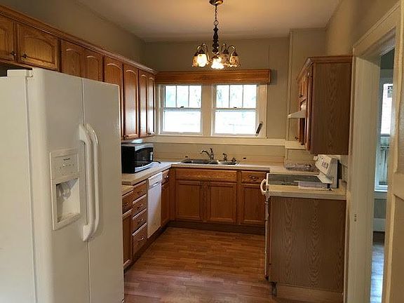 Updated kitchen, dishwasher and microwave, new range.