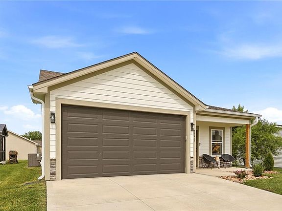 3rd image of 1102 NE White Oaks Ln