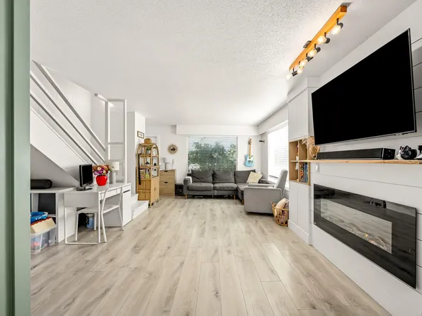 1883 & 1885 England Ave, Courtenay, BC V9N 2P1