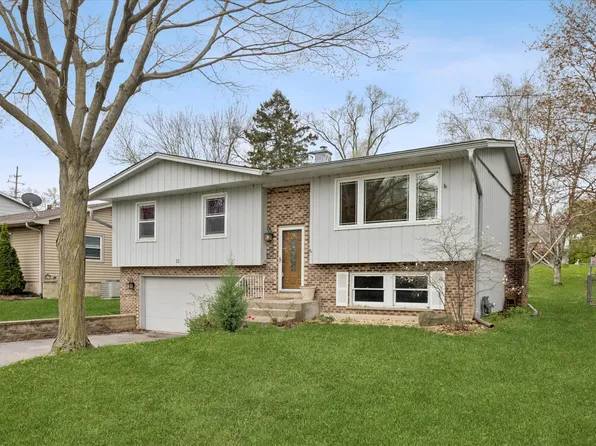 13 Hawthorne Rd, Lake In The Hills, IL 60156