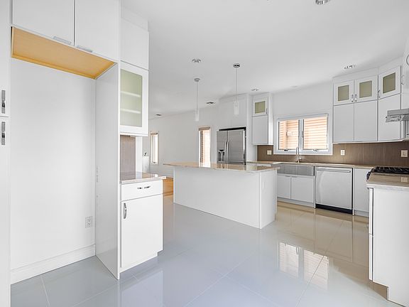 5th image of 423 Lafayette Ave #423